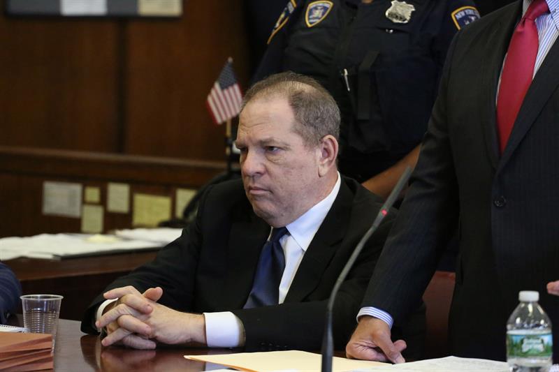 El productor de cine Harvey Weinstein compadece ante el tribunal del distrito de Manhattan por los tres nuevos cargos por delitos sexuales, en Nueva York