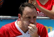 El estadounidense Joey Chestnut participa en un concurso de comer perritos calientes en Nueva York