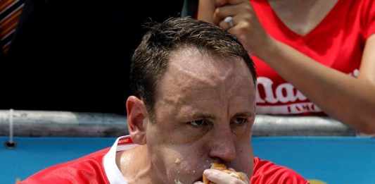 El estadounidense Joey Chestnut participa en un concurso de comer perritos calientes en Nueva York