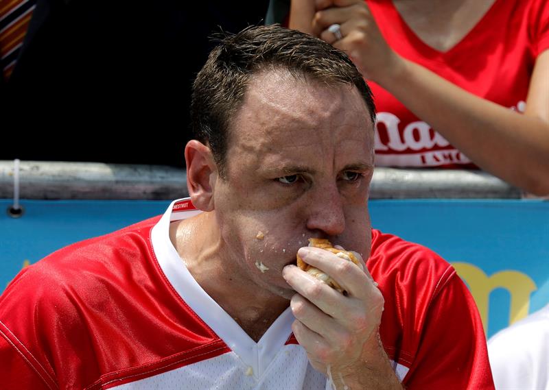 El estadounidense Joey Chestnut participa en un concurso de comer perritos calientes en Nueva York
