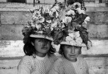 Dos niñas de Huancavelica posan para un retrato durante el Festival Internacional de Teatro callejero en La Balanza (Fiteca), Comas. Lima, Perú, 2015. © Sharon Castellanos / VII Programa Mentor