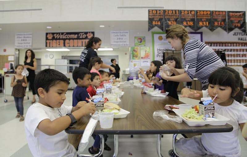 Los hijos de inmigrantes latinos sienten, a menudo, presi&oacute;n social para que hablen ingl&eacute;s en la escuela. Gosia Wozniacka/AP Images