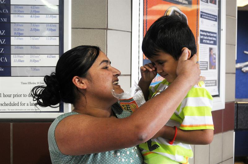  La guatemalteca Mircy Alba L&oacute;pez posa junto a su hijo Eder Galicia, de 3 a&ntilde;os, el martes 10 de julio de 2018, en Phoenix, Arizona. L&oacute;pez estuvo cuatro meses separada de su hijo Eder Galicia, de 3 a&ntilde;os, y hoy volvi&oacute; a reunirse con &eacute;l entre la alegr&iacute;a del reencuentro y la pena de notar que su peque&ntilde;o no la reconoc&iacute;a. 