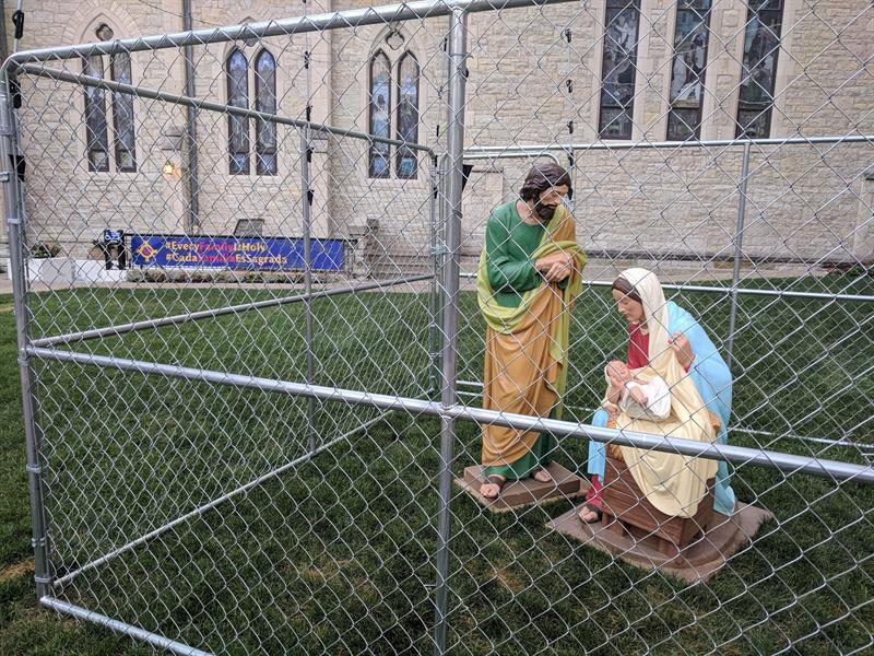 Fotograf&iacute;a del 2 de julio de 2018, cedida por la Episcopalian Christ Church Cathedral de Indian&aacute;polis (EE.UU.), una iglesia que coloc&oacute; en una jaula una estatua del ni&ntilde;o Jes&uacute;s, la Virgen Mar&iacute;a y San Jos&eacute; en protesta contra las pol&iacute;ticas de "tolerancia cero" con los inmigrantes indocumentados del presidente Donald Trump