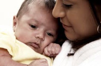 El abrazo de una madre hace que el mundo parezca seguro. By GWImages/shutterstock.com