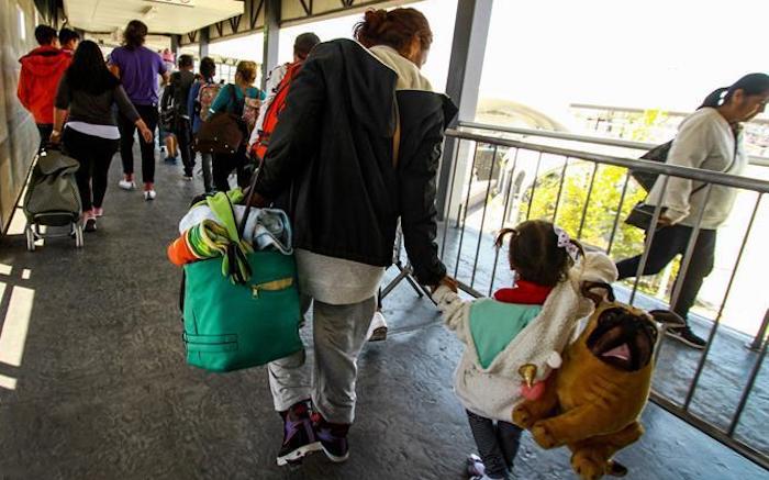El juez federal Dana Sabraw dio hoy más tiempo a la Casa Blanca para reunir a 43 de los 102 niños menores de cinco años que el Gobierno del presidente Donald Trump separó de sus padres tras cruzar la frontera con México.