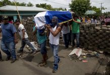 Personas participan durante el entierro del joven José Medina, que falleció el pasado fin de semana durante un enfrentamiento entre parapoliciales y manifestantes, el lunes, 16 de julio de 2018, durante el día 90 de protestas contra el gobierno de Daniel Ortega en la ciudad de Masaya