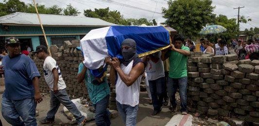 Personas participan durante el entierro del joven José Medina, que falleció el pasado fin de semana durante un enfrentamiento entre parapoliciales y manifestantes, el lunes, 16 de julio de 2018, durante el día 90 de protestas contra el gobierno de Daniel Ortega en la ciudad de Masaya