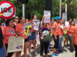 Niñeras y familias protestan contra políticas de detención familiar de Trump