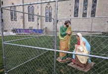 Fotografía del 2 de julio de 2018, cedida por la Episcopalian Christ Church Cathedral de Indianápolis (EE.UU.), una iglesia que colocó en una jaula una estatua del niño Jesús, la Virgen María y San José en protesta contra las políticas de "tolerancia cero" con los inmigrantes indocumentados del presidente Donald Trump