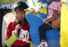 El lunes 18 de junio de 2018, Akemi Vargas, de 8 años, lloraba mientras contaba haber sido separada de su padre durante una protesta contra la separación familiar de inmigrantes frente al edificio del Tribunal de Distrito de los Estados Unidos en Phoenix. Ross D. Franklin/AP Photo