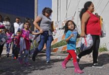 El Gobierno ha reunido hasta el día de hoy con sus padres a cuatro niños menores de 5 años que fueron separados de sus progenitores en la frontera con México, cuando se cumple la fecha límite de reunificación familiar dictada por una corte federal.