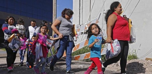 El Gobierno ha reunido hasta el día de hoy con sus padres a cuatro niños menores de 5 años que fueron separados de sus progenitores en la frontera con México, cuando se cumple la fecha límite de reunificación familiar dictada por una corte federal.