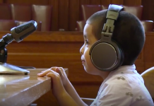 Captura de video de YouTube que muestra una dramatización de niños menores inmigrantes ante un juez realizada por Linda Freedman.