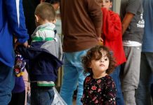 Defensores dicen que cada vez más niños estadounidenses abandonan Medicaid y otros programas de salud del gobierno porque sus padres no son ciudadanos