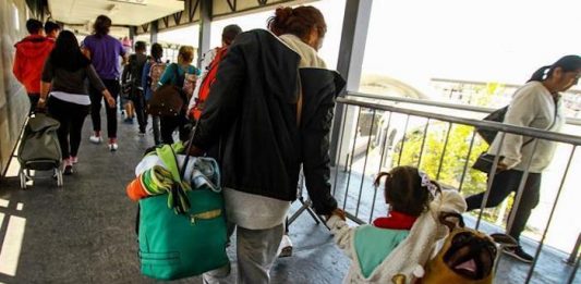 El juez federal Dana Sabraw dio hoy más tiempo a la Casa Blanca para reunir a 43 de los 102 niños menores de cinco años que el Gobierno del presidente Donald Trump separó de sus padres tras cruzar la frontera con México.