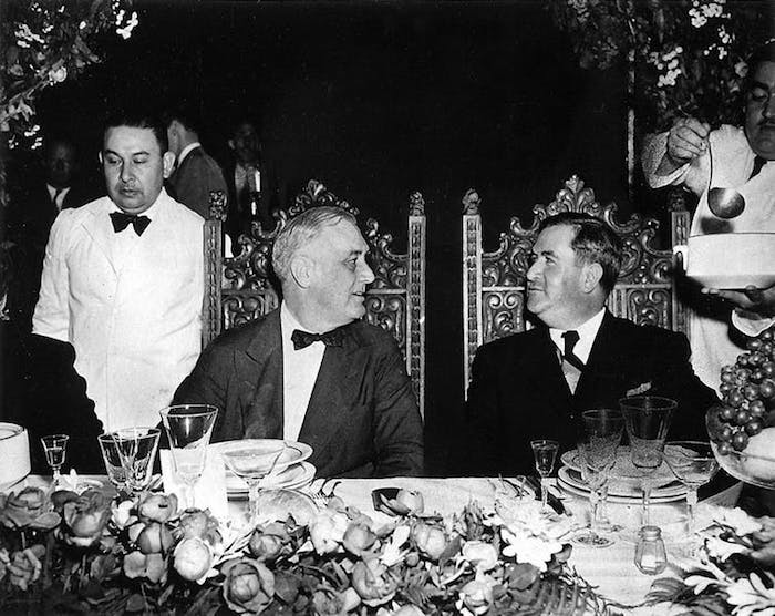 El presidente estadounidense Franklin D. Roosevelt y el presidente mexicano Manuel Avila Camacho durante una visita de estado de Roosevelt a Monterrey, Nuevo Le&oacute;n, M&eacute;xico, el 20 de abril de 1943.  National Archives