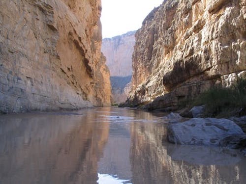 El Rio Bravo (o Rio Grande, en Estados Unidos) y el Ca&ntilde;on Santa Elena separa los Estados Unidos (izquierda) de M&eacute;xico (derecha). Ken Lund, CC BY-SA