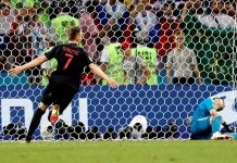 Ivan Rakitic de Croacia (i) celebra anotar el penal ganador en la tanda de penaltis durante el partido de cuartos de final de la Copa Mundial de la FIFA 2018 entre Rusia y Croacia en Sochi, Rusia, 07 de julio de 2018.