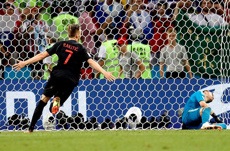 Ivan Rakitic de Croacia (i) celebra anotar el penal ganador en la tanda de penaltis durante el partido de cuartos de final de la Copa Mundial de la FIFA 2018 entre Rusia y Croacia en Sochi, Rusia, 07 de julio de 2018.