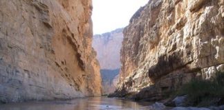El Rio Bravo (o Rio Grande, en Estados Unidos) y el Cañon Santa Elena separa los Estados Unidos (izquierda) de México (derecha). Ken Lund, CC BY-SA