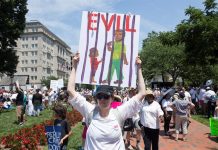 Indignación por separación familiar robustece movimiento para acabar con ICE Una mujer con un letrero se une a miles de personas que asisten a una concentración de 'Families Belong Together' en el Parque Lafayette frente a la Casa Blanca en Washington, DC