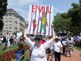 Indignación por separación familiar robustece movimiento para acabar con ICE Una mujer con un letrero se une a miles de personas que asisten a una concentración de 'Families Belong Together' en el Parque Lafayette frente a la Casa Blanca en Washington, DC