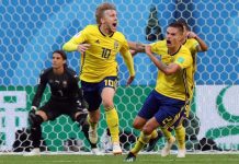 Emil Forsberg de Suecia (i) reacciona con Mikael Lustig de Suecia (d) después de marcar el 1-0 durante la ronda de la FIFA World Cup 2018 partido de fútbol 16 entre Suecia y Suiza en San Petersburgo, Rusia, 03 de julio de 2018.