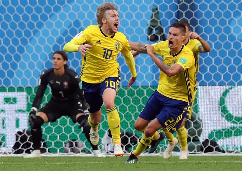 Emil Forsberg de Suecia (i) reacciona con Mikael Lustig de Suecia (d) despu&eacute;s de marcar el 1-0 durante la ronda de la FIFA World Cup 2018 partido de f&uacute;tbol 16 entre Suecia y Suiza en San Petersburgo, Rusia, 03 de julio de 2018.