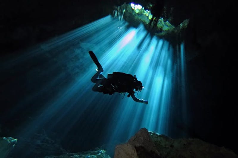 El buceo en cuevas es una actividad compleja y peligrosa.  Shutterstock