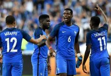 Una adaptación de la famosa canción Go West de los Pet Shop Boys retumba en las calles de Francia. "A gauche NGolo Kanté, á droite N'Golo Kanté, derriére N'Golo Kanté, devant Kylian Mbappé'.