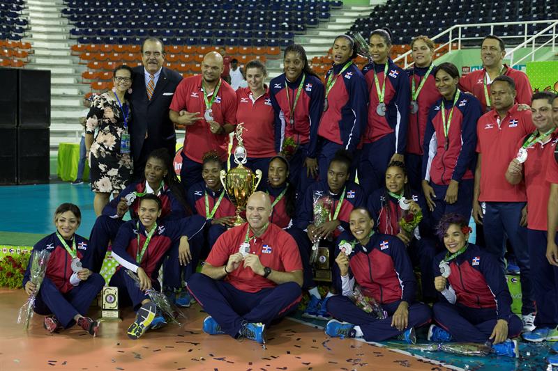 Jugadoras de Rep&uacute;blica Dominicana posan con sus medallas de plata 