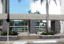 Sigue la crisis en la AEE, que se lleva a independientes de Junta de Gobierno La Junta de Gobierno había recibido presión por contratar a Díaz con un salario todavía más elevado que el del directivo saliente, cuando, precisamente, esa fue la causa de las críticas contra la corporación.
