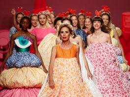 Los tejidos nobles y detalles preciosistas inspirados en los laberínticos jardines ingleses de la diseñadora Teresa Helbig y las creaciones con telas de cortinas de Ágata Ruiz de la Prada recorrieron la pasarela de la Madrid Fashionweek.