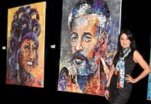 Dahyana Portilla donde aparece mientras posa junto a dos retratos suyos de Celia Cruz (i) e Ismael Rivera (d).