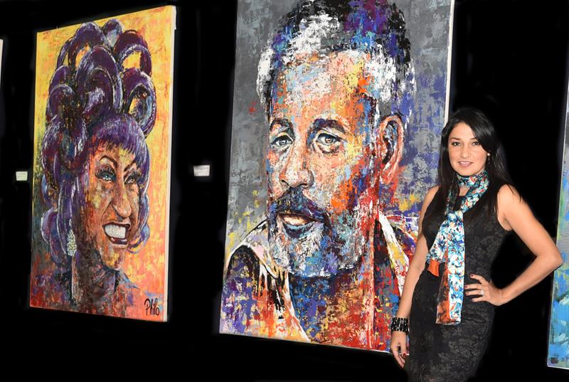 Dahyana Portilla donde aparece mientras posa junto a dos retratos suyos de Celia Cruz (i) e Ismael Rivera (d). 