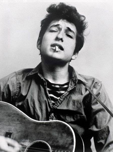  Una carta escrita a mano por el compositor estadounidense Bob Dylan en 1975 fue subastada en Boston