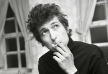 Una carta escrita a mano por el compositor estadounidense Bob Dylan en 1975 fue subastada en Boston