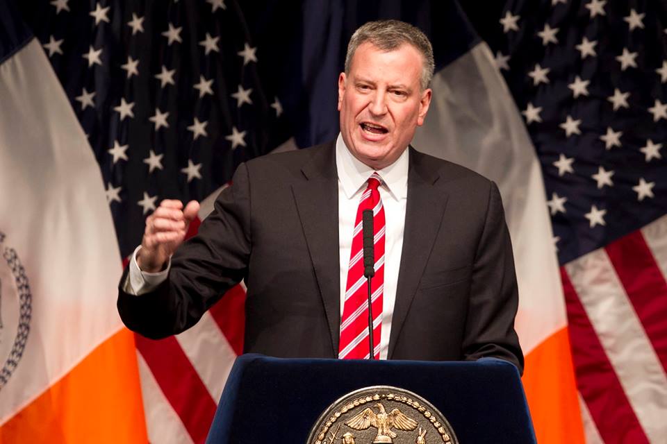 Según De Blasio, la coyuntura política plantea una gran oportunidad para que los demócratas triunfen en las próximas legislativas y pongan freno a las políticas del presidente, Donald Trump.