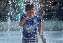 California enfrenta desde hoy una poderosa ola de calor que, con temperaturas superiores a los 114 grados Fahrenheit (43,3 grados centígrados), amenaza la salud de mayores, enfermos y niños y dificulta el combate a los incendios que siguen activos en el estado.