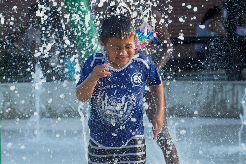 California enfrenta desde hoy una poderosa ola de calor que, con temperaturas superiores a los 114 grados Fahrenheit (43,3 grados centígrados), amenaza la salud de mayores, enfermos y niños y dificulta el combate a los incendios que siguen activos en el estado.