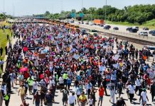 Miles de personas marcharon por la ciudad estadounidense de Chicago, donde cerraron al tránsito la autopista Dan Ryan, para llamar la atención sobre la ola de violencia que sufre la comunidad afroamericana.