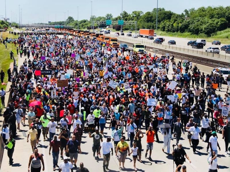 Miles de personas marcharon por la ciudad estadounidense de Chicago, donde cerraron al tr&aacute;nsito la autopista Dan Ryan, para llamar la atenci&oacute;n sobre la ola de violencia que sufre la comunidad afroamericana.