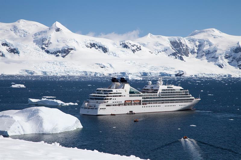 Crucero Seabourn Quest a su llegada a la Antártica.