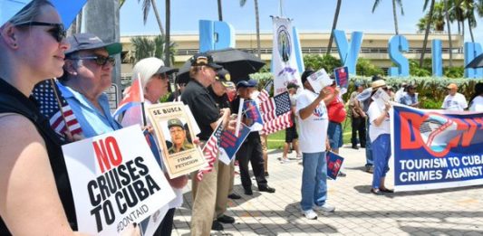 centenares de personas protestaron esta tarde en las cercanías del puerto de Miami contra las supuestas ganancias que el Gobierno cubano obtiene de los cruceros turísticos para beneficio propio.