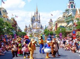 Disney anunció esta semana que para mediados de 2019 habrá eliminado completamente de sus parques y otras instalaciones ese útil desechable y aparentemente inofensivo