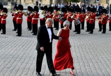 La primera ministra británica Theresa May recibe al presidente estadounidense, Donald Trump, antes de una cena con líderes empresariales.