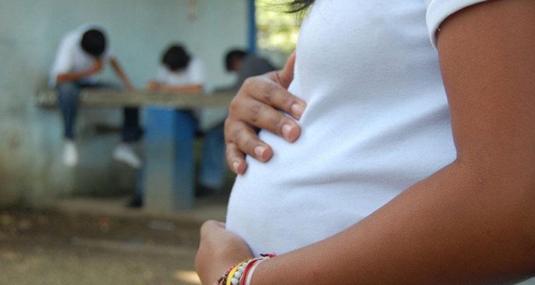  Una educaci&oacute;n de calidad, el empoderamiento y el acceso a m&eacute;todos anticonceptivos seguros y confiables son algunas de las medidas que pueden contribuir a prevenir el embarazo adolescente.