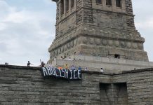 Presentan cargos a mujer que trepó Estatua de la Libertad como protesta La fiscalía para el distrito sur de Nueva York anunció hoy cargos contra la mujer que trepó la Estatua de la Libertad este 4 de julio, festivo nacional en Estados Unidos, para protestar por la separación de familias indocumentadas en la frontera con México.