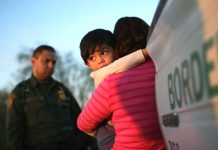 EE.UU. se compromete a dar lista de familias separadas y a iniciar reunión Donald Trump, deberá dar el lunes una lista de padres indocumentados bajo custodia de ICE a los que debe entregar sus hijos mayores de cinco años, un proceso de reunificación que ha prometido empezar hoy mismo